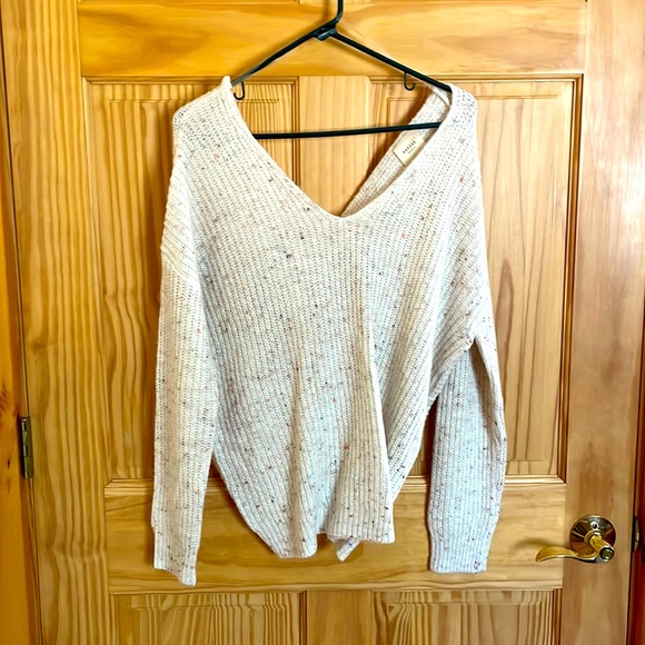 Lightly wore cream sweater - Picture 1 of 3